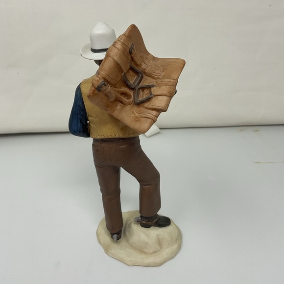 Avon Images of Hollywood John Wayne “Dark Command” Porcelain Figurine 1985 - Picture 3 of 4
